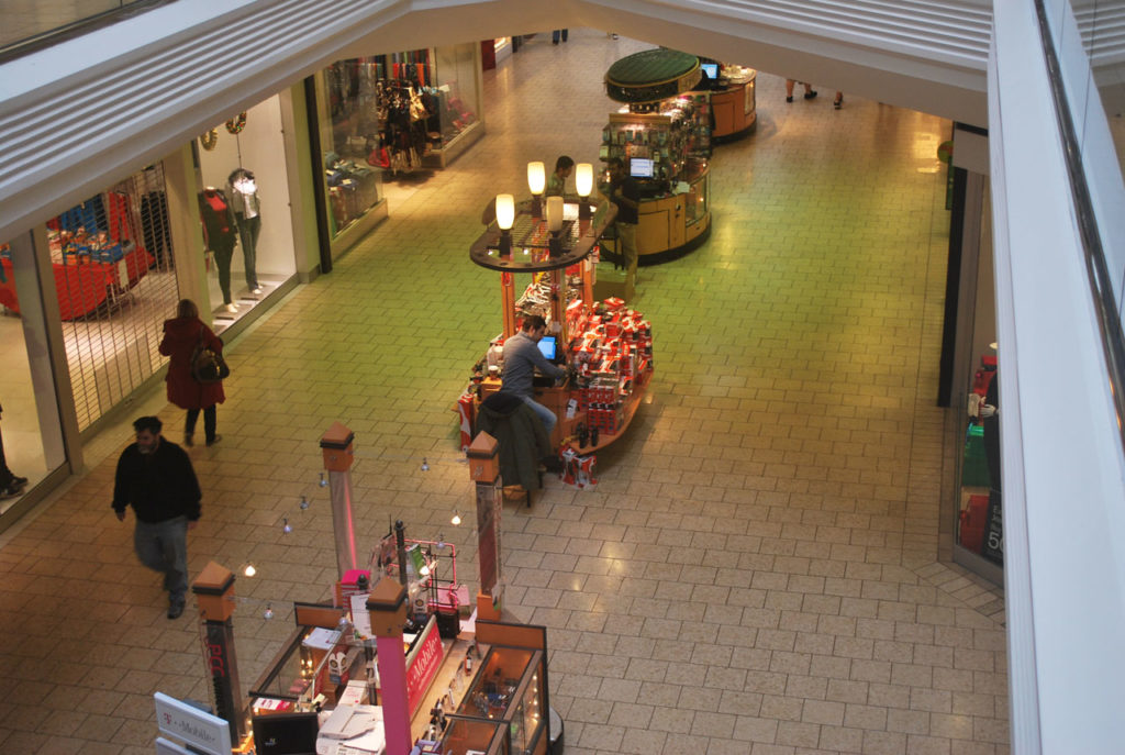 No customerrs in mall