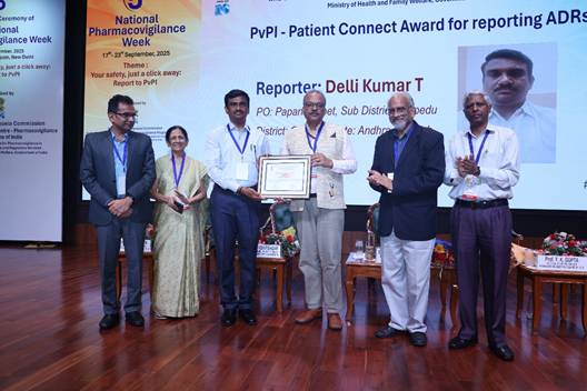Dr. Rajeev Singh Raghuvanshi presented awards to honour individuals and institutions for their outstanding contributions to pharmacovigilance. 